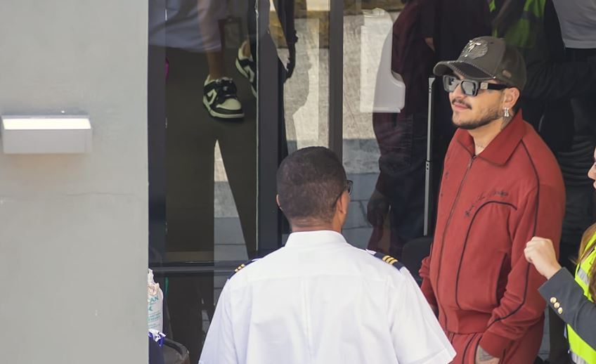 El cantante mexicano captado en su salida del país este lunes. (Foto: cortesía de Alejandro Monzón)