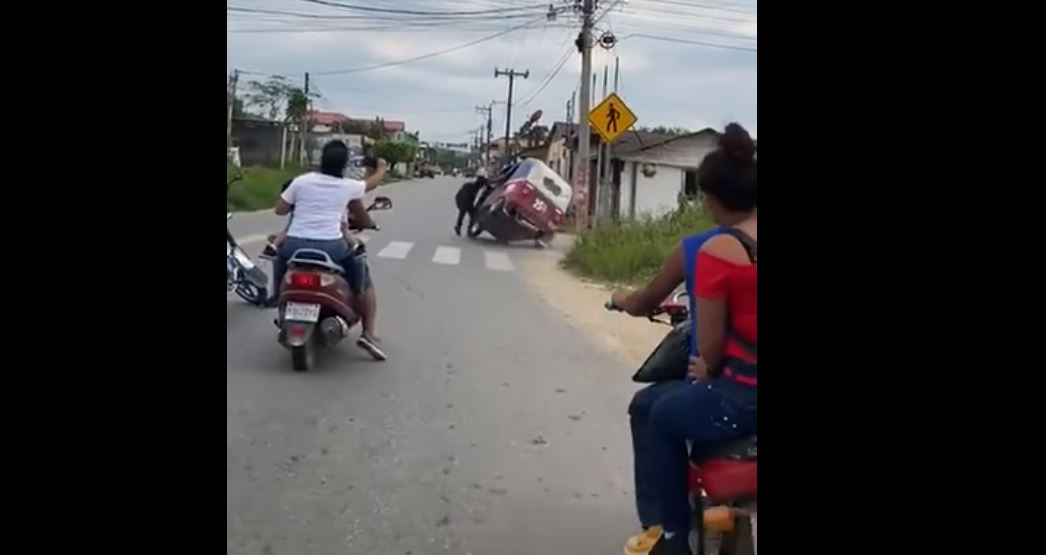 Video: el momento en que un hombre hace volcar un mototaxi en movimiento y con niños adentro