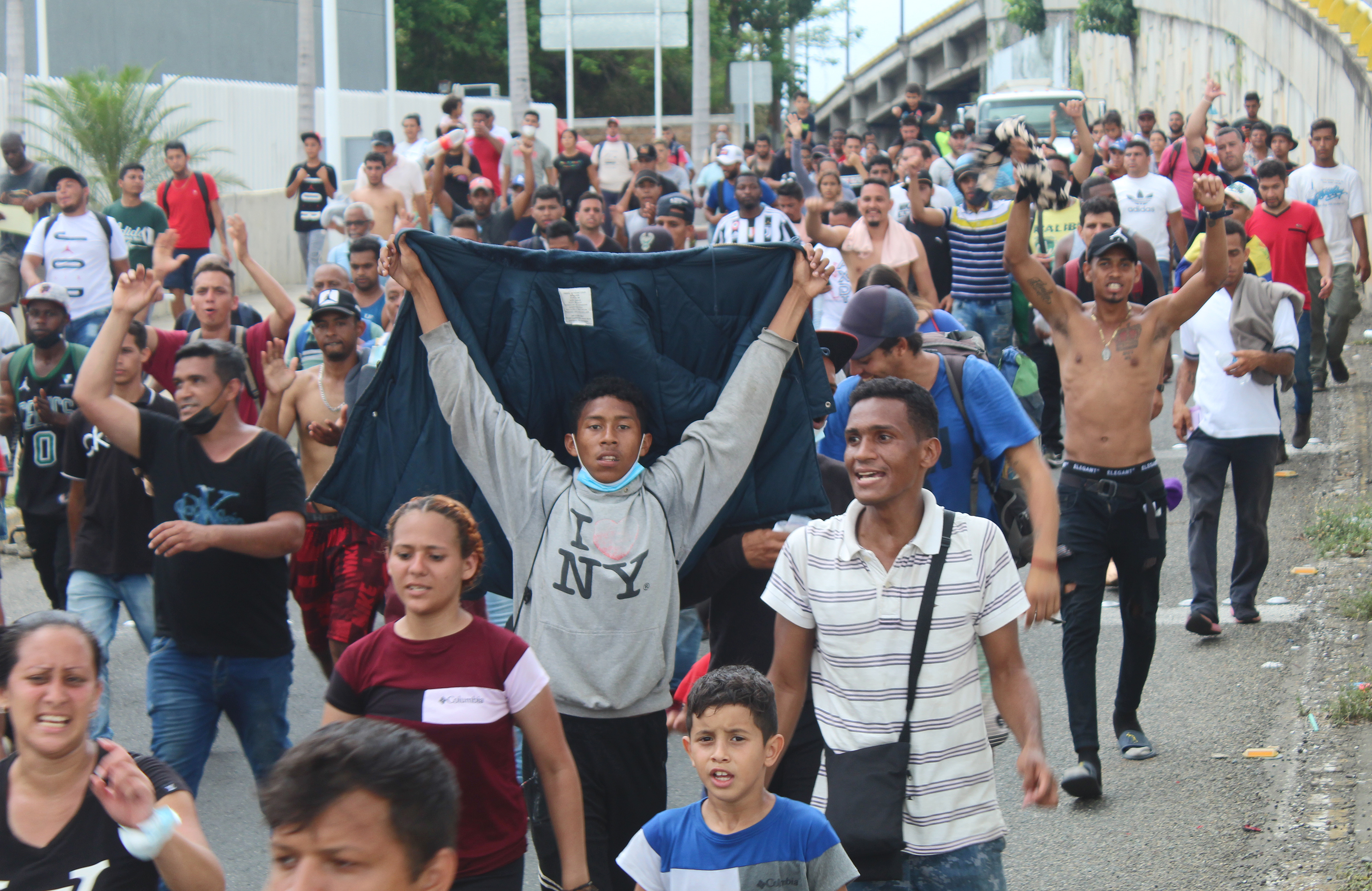 Un grupo de migrantes se prepara hoy para salir de la ciudad de Tapachula estado de Chiapas, México. (Foto Prensa Libre: EFE) 