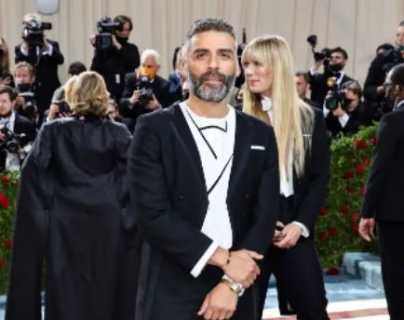 Oscar Isaac: el look con falda con el que llegó el actor guatemalteco a la Met Gala 2022