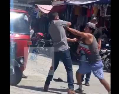 Video: Pilotos de mototaxis se enfrentan a golpes y así intervino una persona para evitar que continuara la agresión