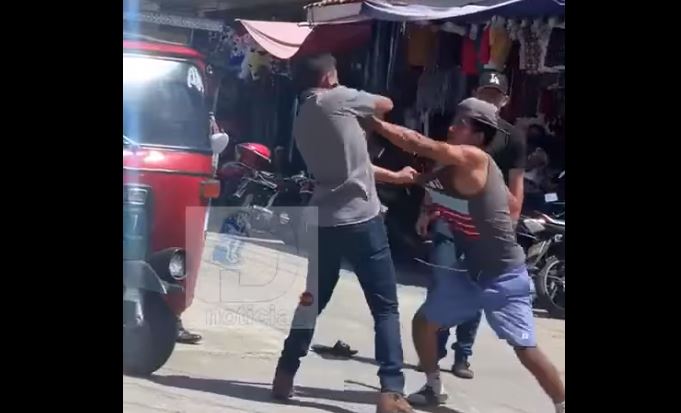 Video: Pilotos de mototaxis se enfrentan a golpes y así intervino una persona para evitar que continuara la agresión