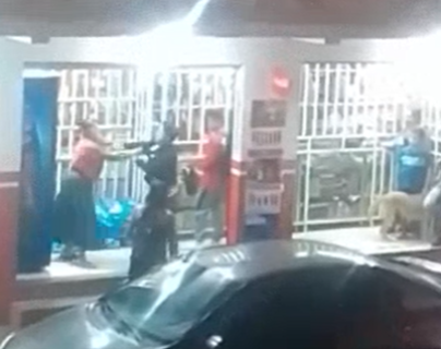 Video: Tres mujeres y un hombre se van a los golpes en una tienda frente a la mirada de los clientes en la zona 6