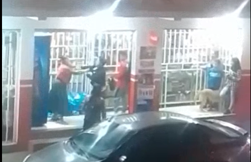 Video: Tres mujeres y un hombre se van a los golpes en una tienda frente a la mirada de los clientes en la zona 6