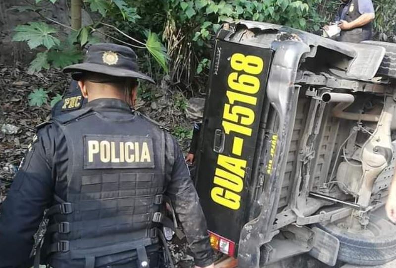 Patrulla de la PNC vuelca y un agente pierde la vida y tres resultan heridos en ruta a Ciudad Quetzal