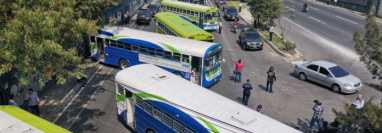 Pilotos atraviesan buses en la Calzada Roosevelt en manifestación por el precio de los combustibles. (Foto Prensa Libre: Roberto López)
