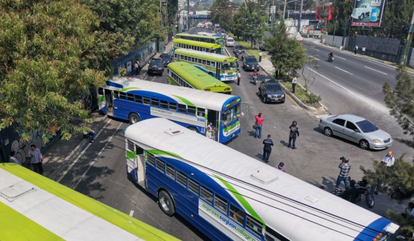 Usuarios se ven afectados en Mixco por paro del transporte público ante incremento en precio de combustibles