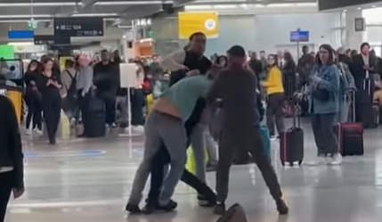 Video: Captan momento en que un hombre tira a otro y lo patea múltiples veces en la cara en un aeropuerto de Dublín