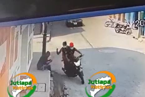 Video: Sin detener la marcha dos sujetos en motocicleta le roban a una persona que estaba en la banqueta