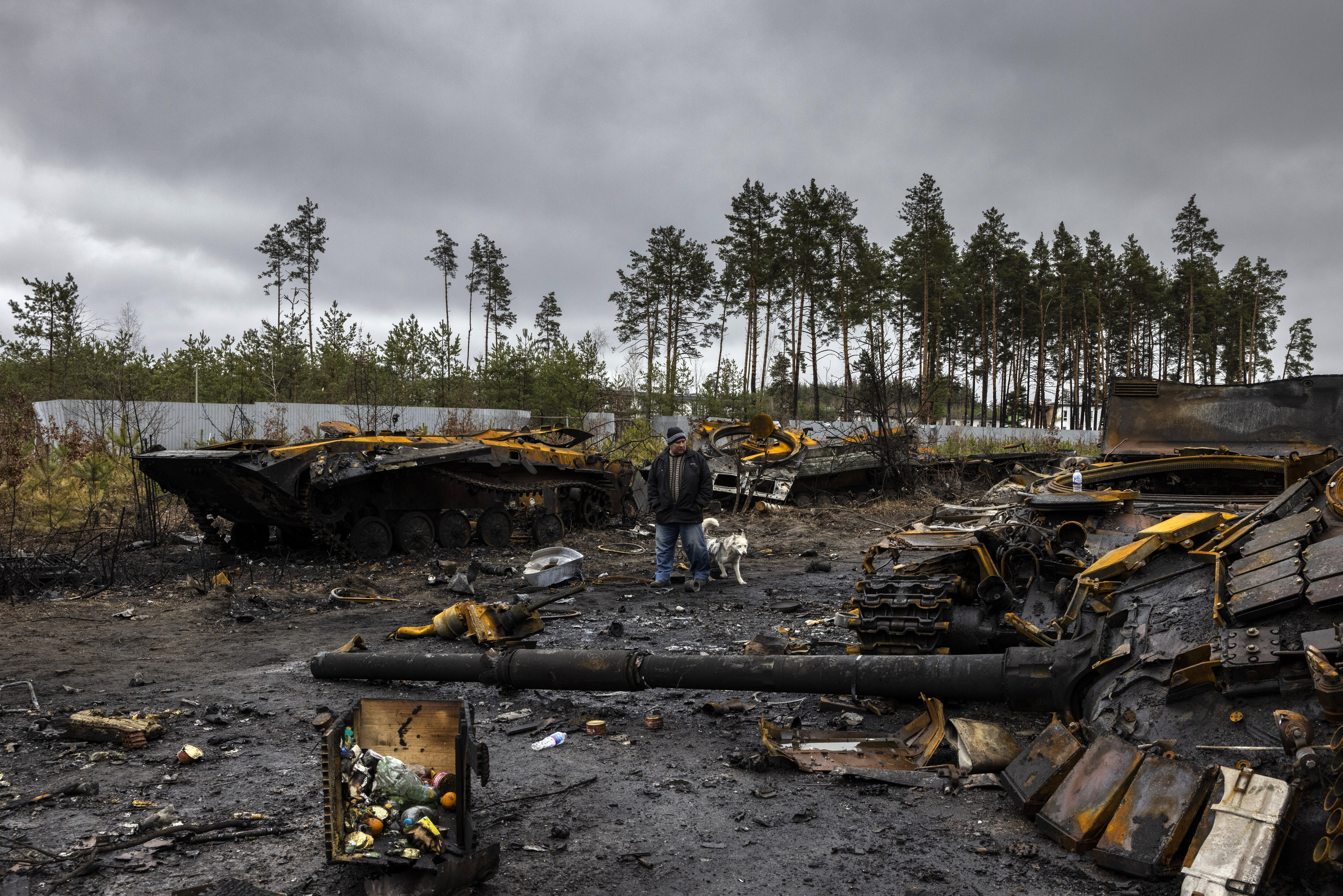 Los restos quemados de hasta nueve tanques rusos y vehículos blindados de combate a lo largo de un camino a la salida del pueblo de Dmytrivka, Ucrania, el 2 de abril de 2022. (Foto Prensa Libre: Ivor Prickett/The New York Times)
