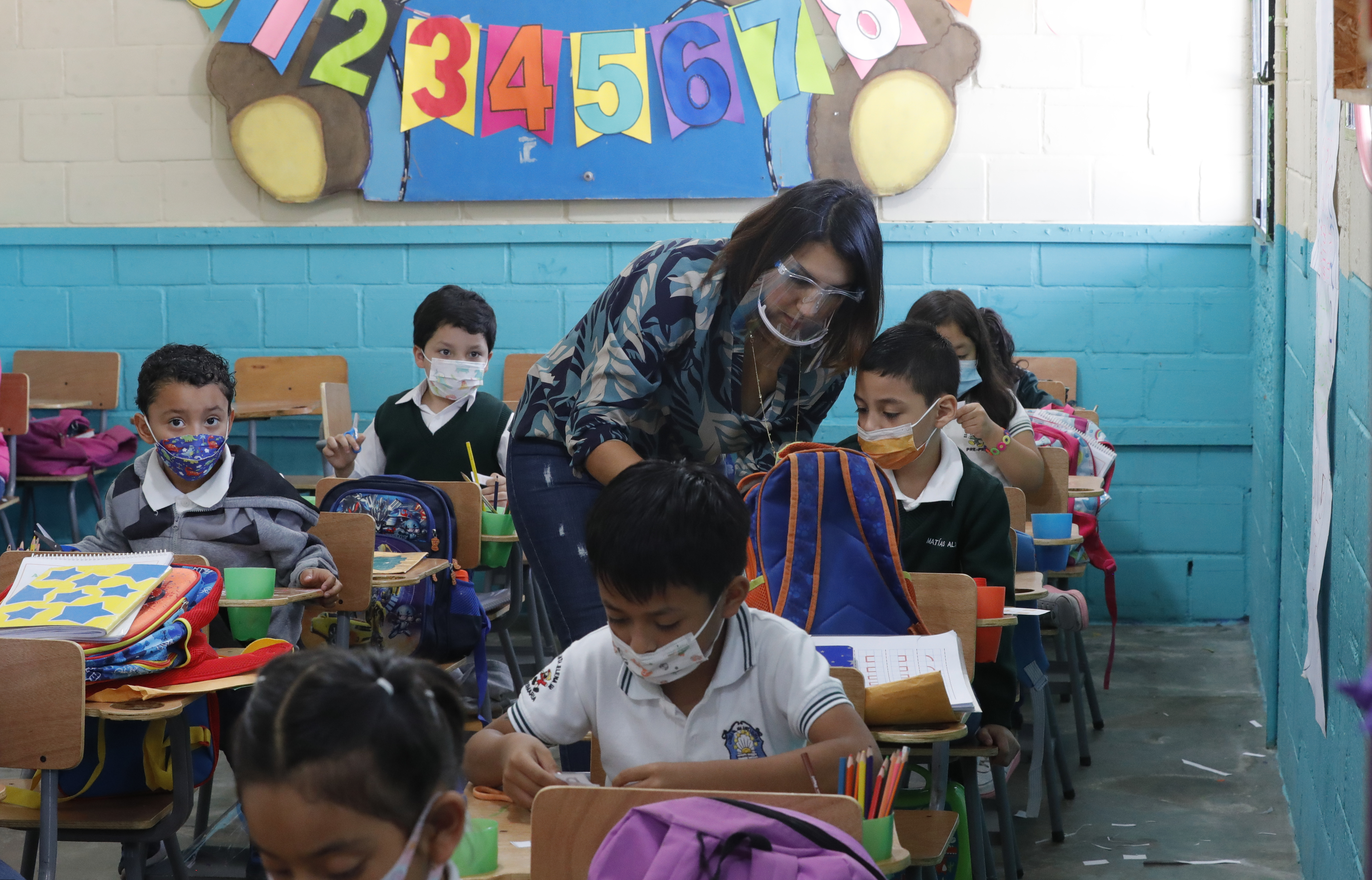 Uso de mascarilla en las escuelas y colegios seguirá siendo obligatorio en municipios en rojo y en espacios cerrados en alerta naranja y amarilla