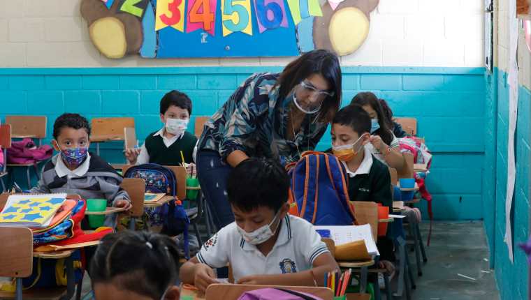 Varios centros educativos ya regresaron a clases presenciales. (Foto Prensa Libre: HemerotecaPL)