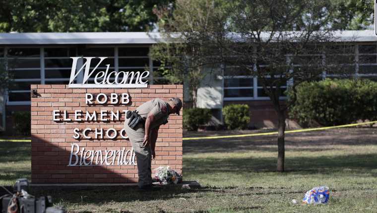La escuela primaria Robb, en Uvalde, Texas, fue escenario de una de las perores matanzas registradas en centros educativos de EE. UU. (Foto Prensa Libre: EFE)