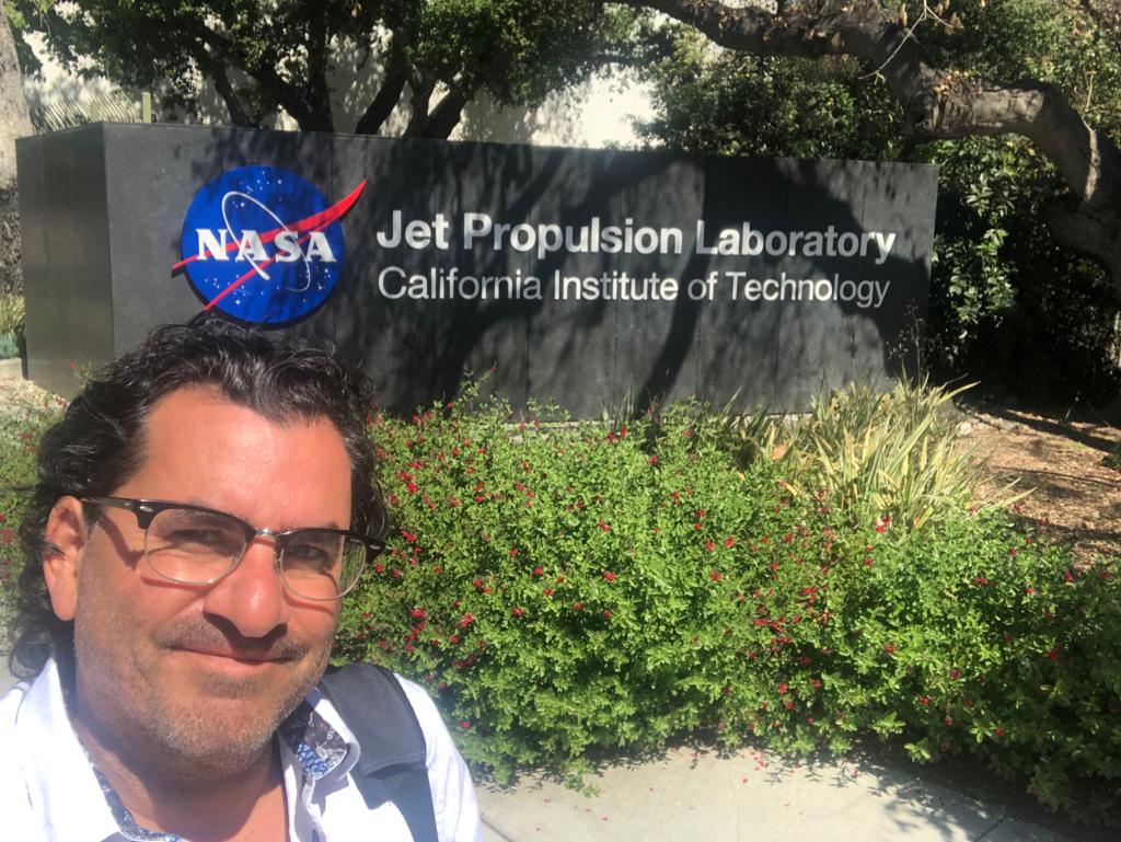 El trabajo de Roberto Crespo es para el "Jet Propulsion Laboratory", un laboratorio de investigación encargado en construir las misiones no tripuladas al espacio. (Foto Prensa Libre: cortesía).  