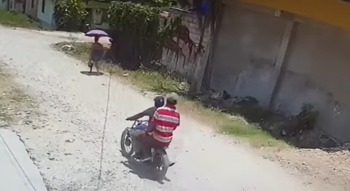 Video: el momento en que dos asaltantes roban todo a una mujer que caminaba en San Benito, Petén