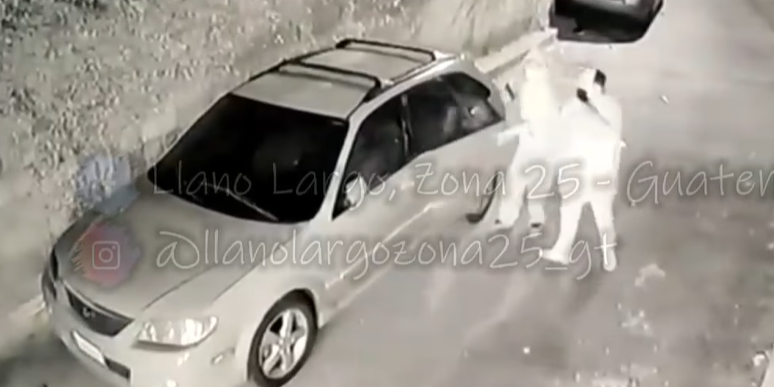 Video: El momento en que dos sujetos quiebran la ventana de un vehículo y roban varias pertenencias