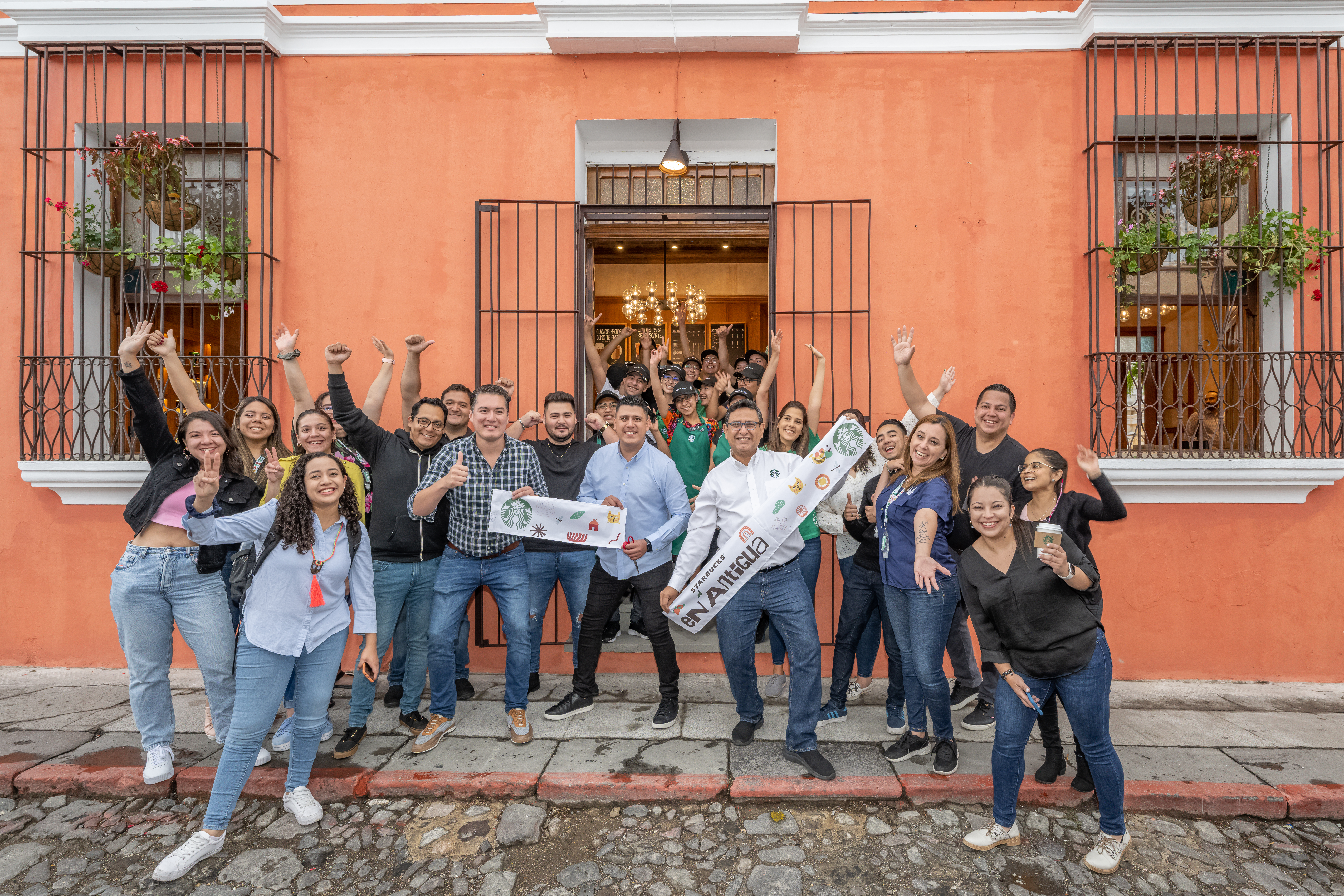 Starbucks abre la primera tienda en Antigua Guatemala y la un mil 500 en la región. Foto Prensa Libre: Cortesía.