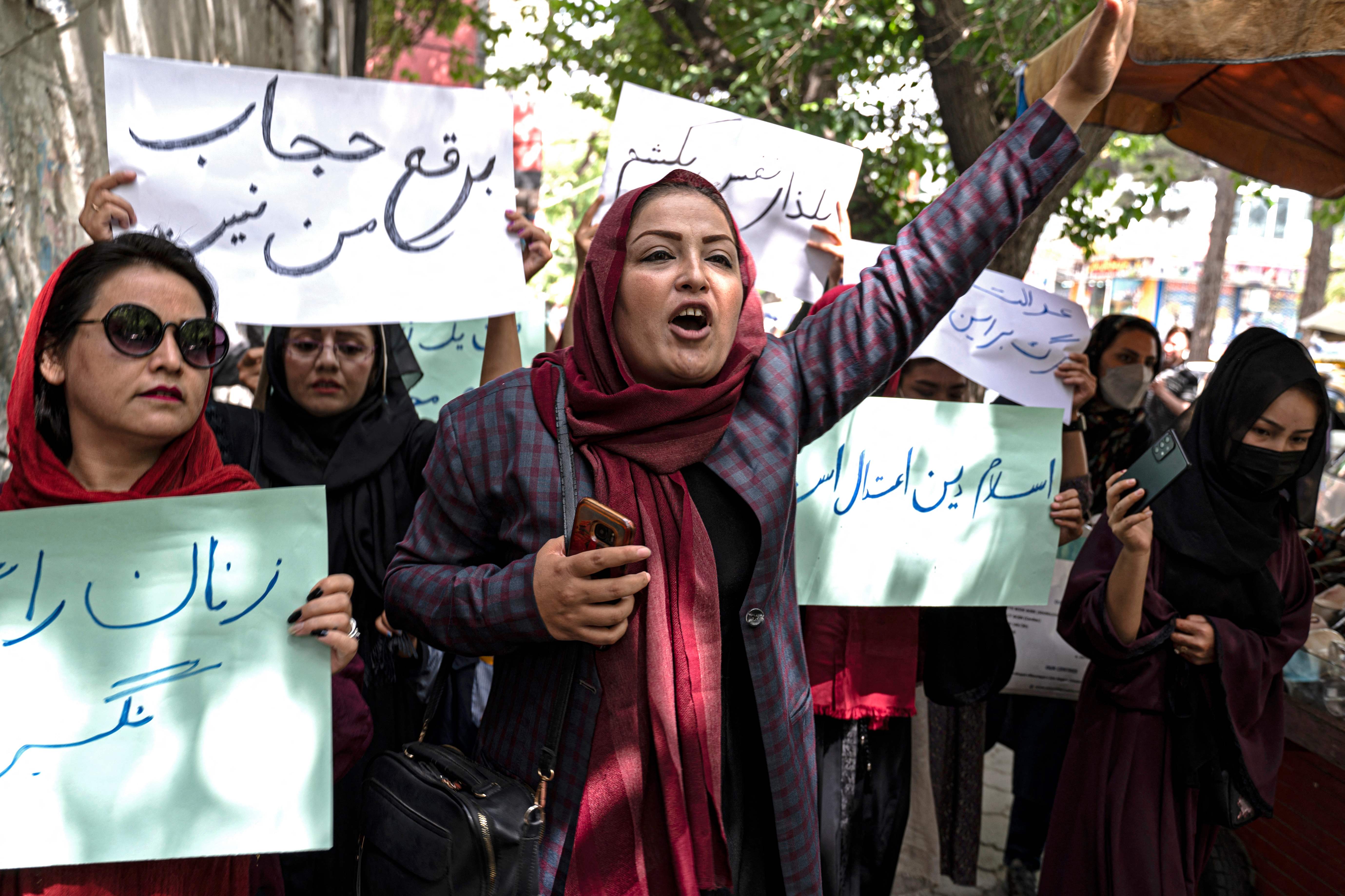 Integrantes del Movimiento de Mujeres Poderosas de Afganistán, participan en una protesta en Kabul el 10 de mayo de 2022. (Foto Prensa Libre: WAKIL KOHSAR / AFP)