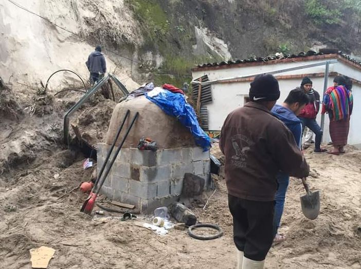 Talud se desprendió y sepultó la casa de la familen Solís Mendoza en el caserío Agua Blanca, aldea Chichoche, Aguacatán, Huehuetenango, con saldo de tres menores de edad muertas. (Foto Prensa Libre: Conred)
