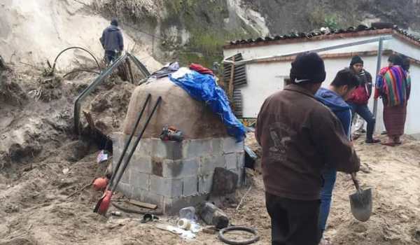 Talud se desprendió y sepultó la casa de la familen Solís Mendoza en el caserío Agua Blanca, aldea Chichoche, Aguacatán, Huehuetenango, con saldo de tres menores de edad muertas. (Foto Prensa Libre: Conred)