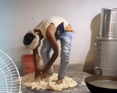 Tik Tok: vendedor causa polémica al mostrar que prepara la masa de sus empanadas con los pies