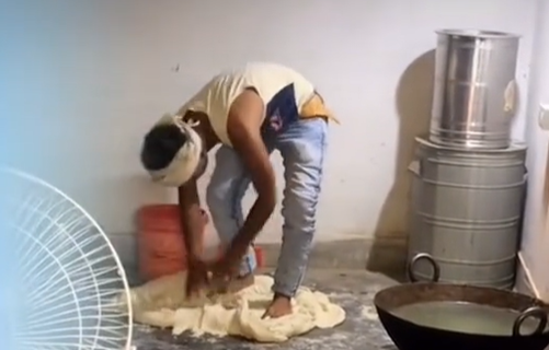 Tik Tok: vendedor causa polémica al mostrar que prepara la masa de sus empanadas con los pies