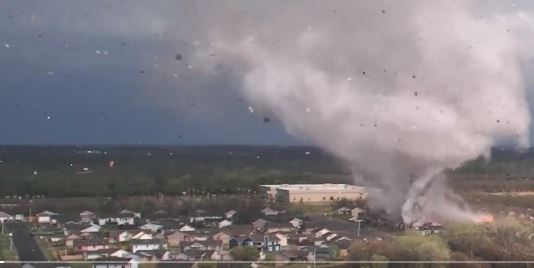 Video: dron capta el momento preciso en que un devastador tornado destruye todo a su paso