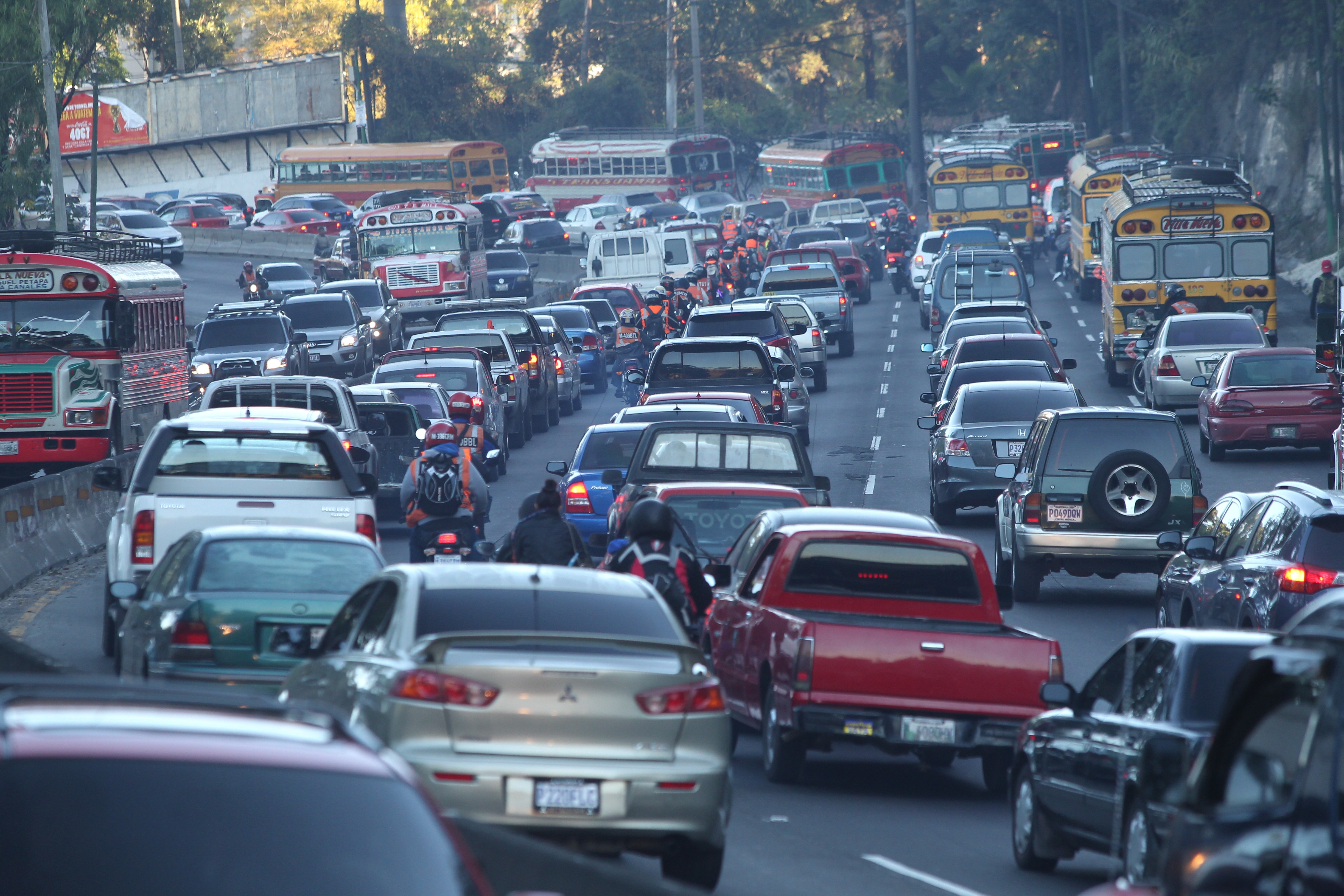 El tránsito vehicular aumenta, y con este la contaminación. La carga en la cuesta de Villalobos alenta la movilización. (Foto Prensa Libre: Érick Ávila)