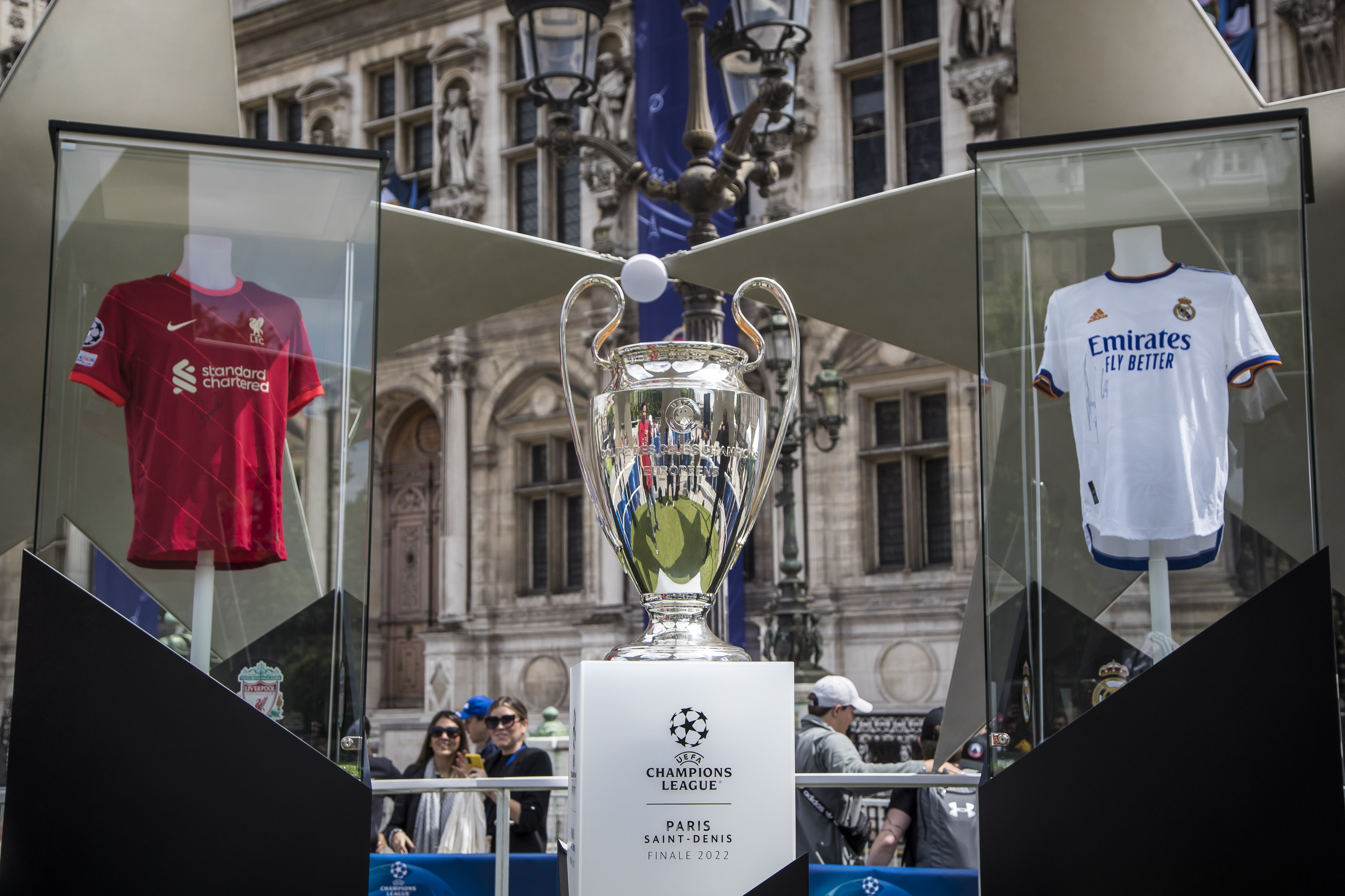 El trofeo recibió la visita de miles de aficionados en París. (Foto Prensa Libre: 
EFE)