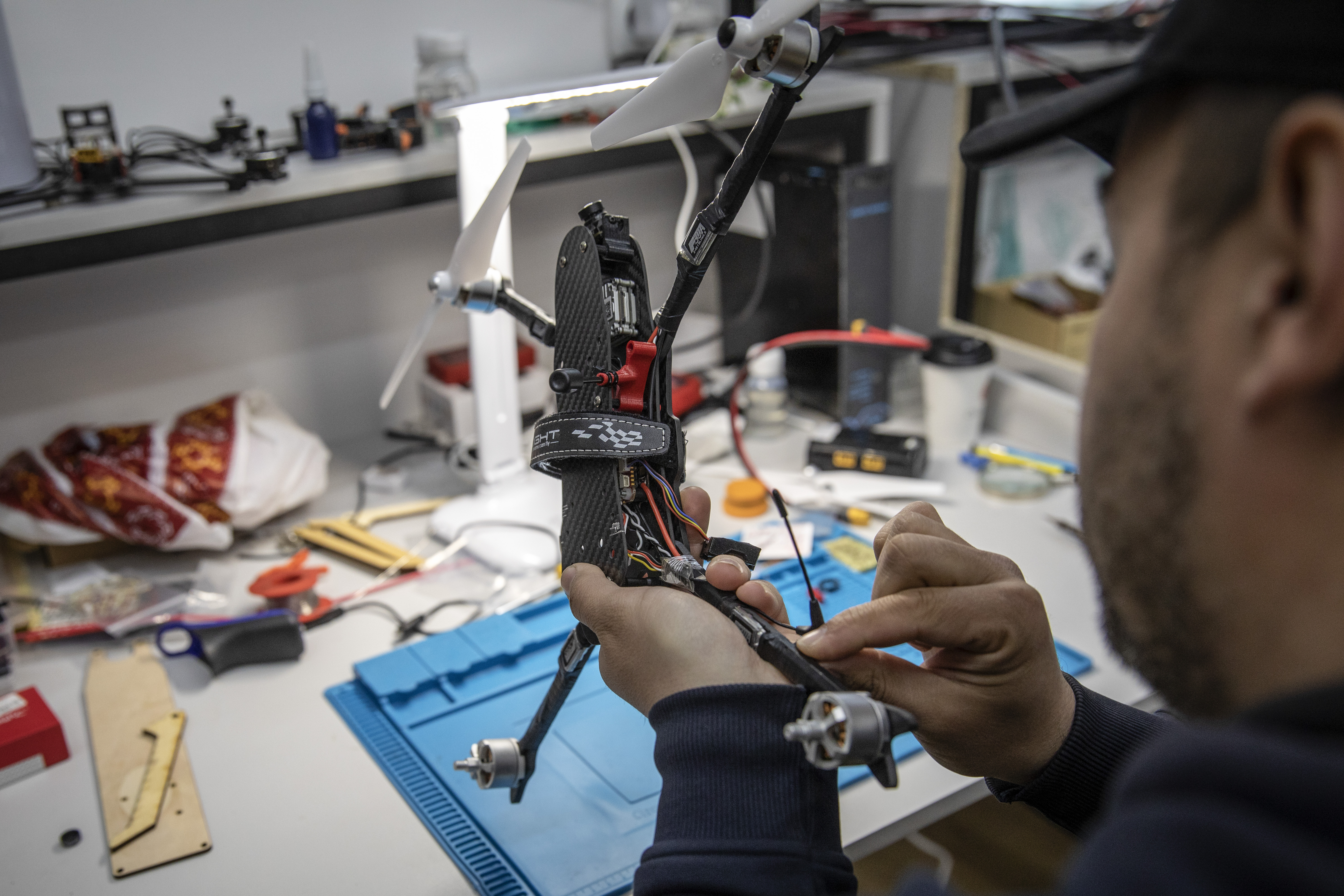 Operador de drones modifica un dron de carreras en un taller del oeste de Ucrania, el 19 de abril de 2022.  (Foto Prensa Libre: Finbarr O'Reilly/The New York Times)