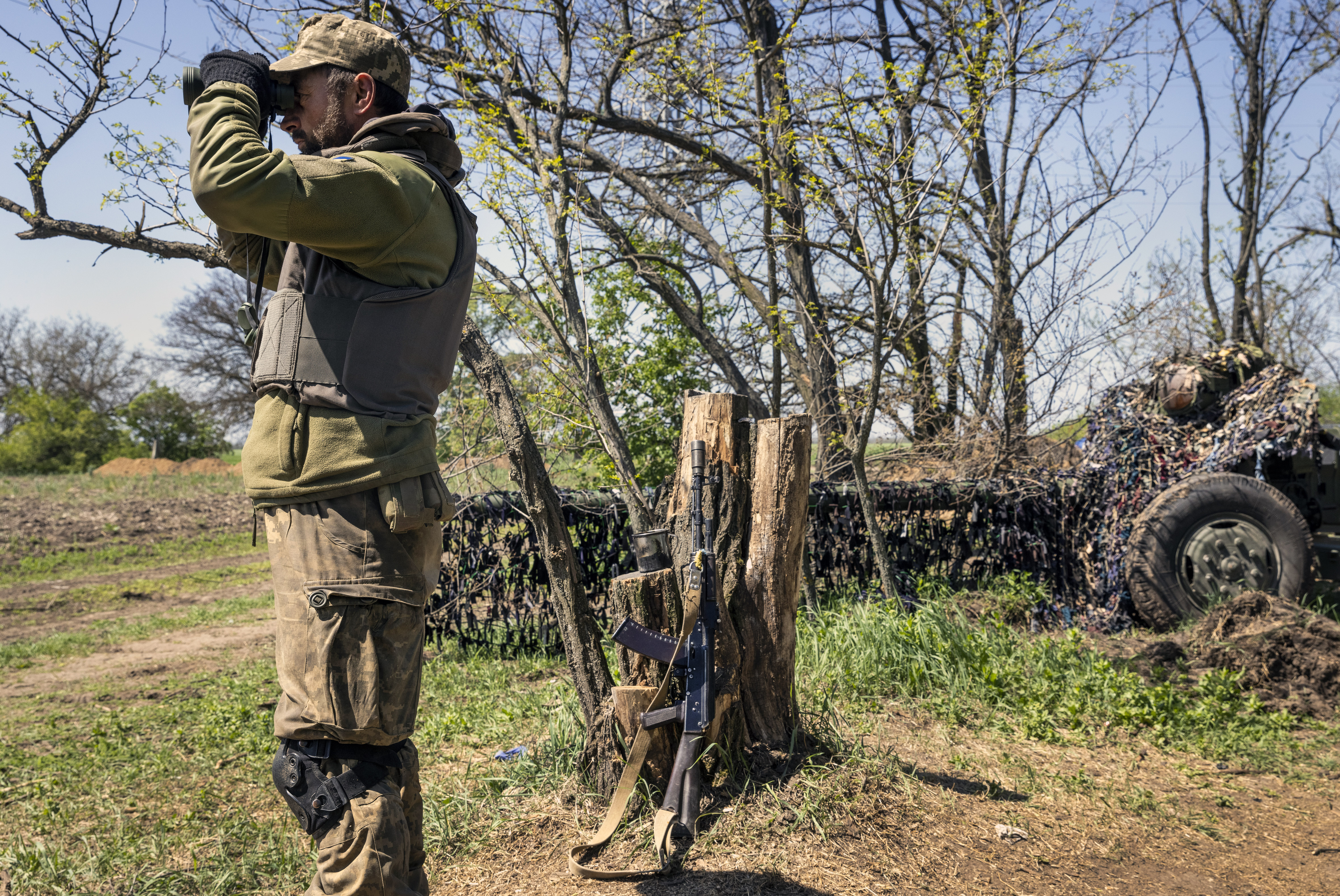 Un militar ucraniano en una posición de artillería de corto alcance en la región de Jersón, en el sur de Ucrania, monitorea los movimientos rusos a la distancia, el viernes 6 de mayo de 2022. (Foto Prensa Libre: David Guttenfelder/The New York Times).