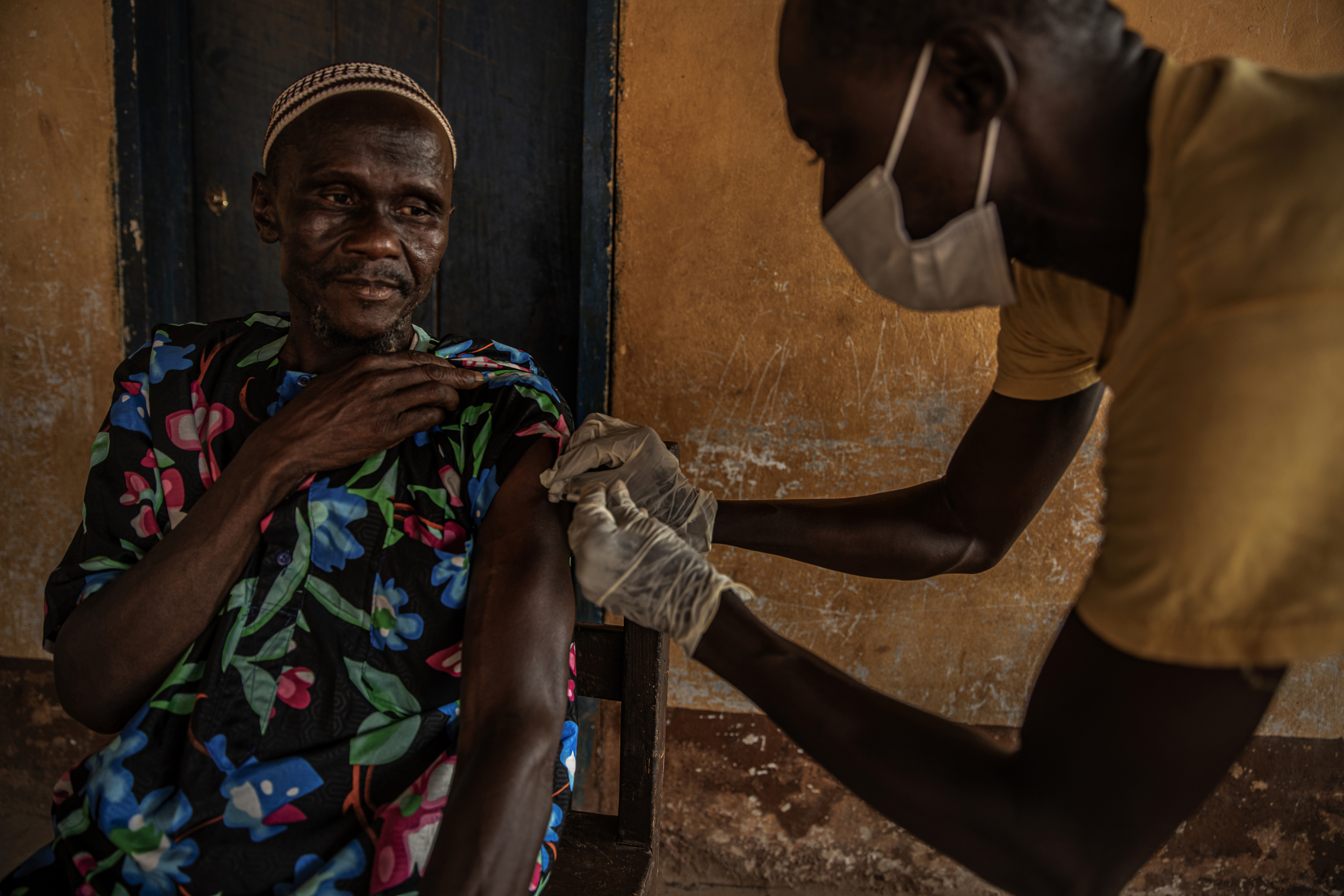 Una mujer recibe una vacuna contra el coronavirus en Kathantha Yimbo, en el norte de Sierra Leona, el 15 de febrero de 2022. (Foto Prensa Libre: Finbarr O’Reilly/The New York Times)