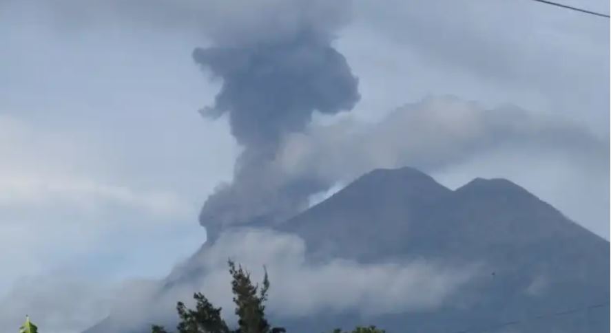 Las cenizas del Volcán de Fuego se dispersan sobre barrancas de Santa Teresa y Las Lajas.  (Foto: Hemeroteca PL)