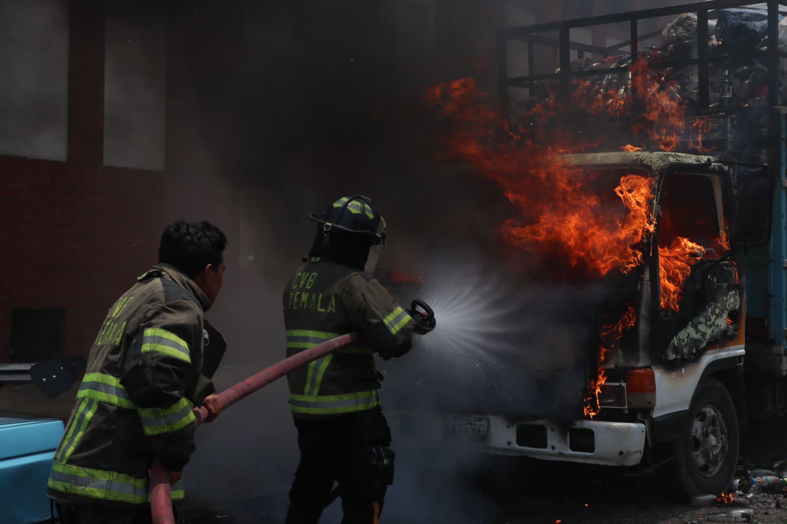 Vídeo: camión con reciclaje se incendió en la zona 3, durante este domingo se han quemado tres vehículos