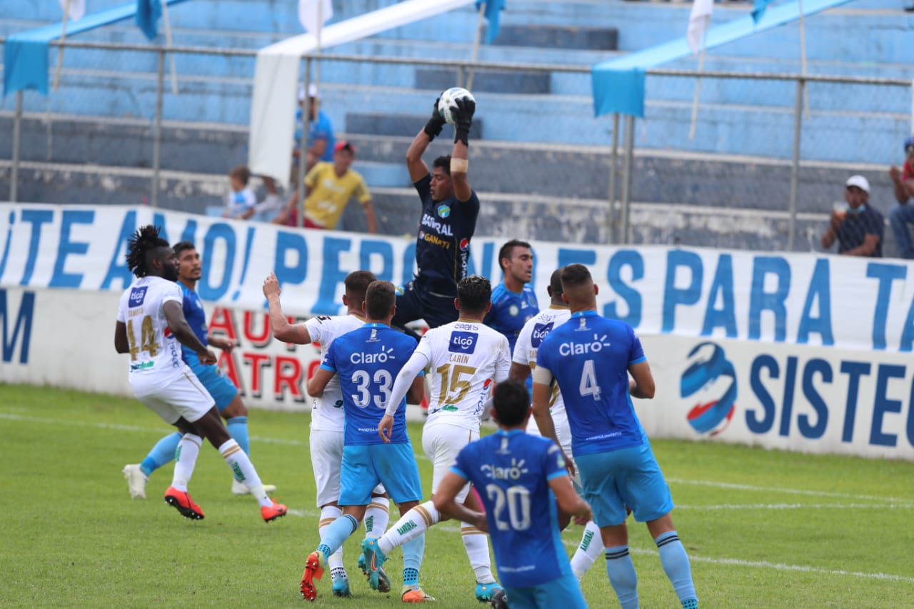 Los emocionantes momentos vividos durante el partido entre Comunicaciones y Santa Lucia Cotzumalguapa. (Foto Prensa Libre: Juan Diego González)