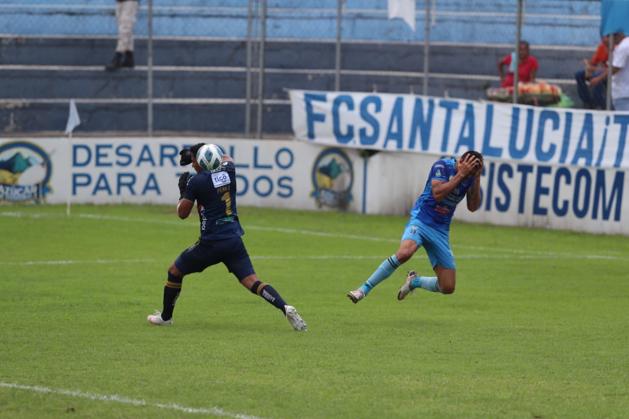 ¡Susto en Santa Lucía! Así fue el golpe de Isaac Acuña con el portero de Comunicaciones Fredy Pérez
