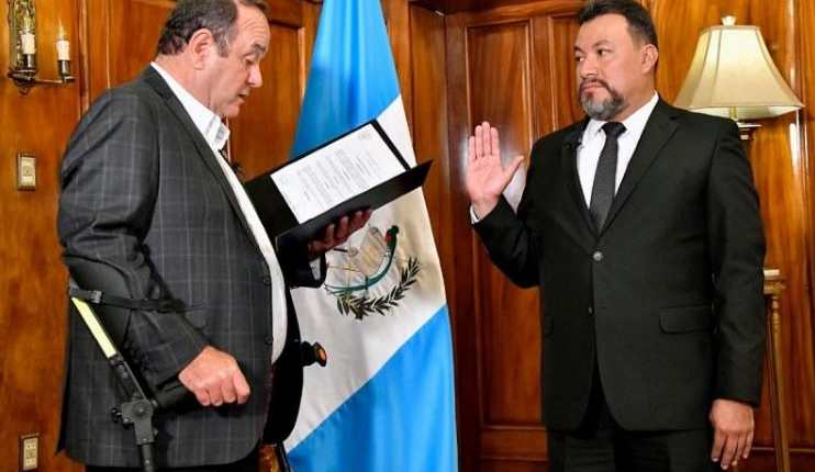 El presidente Alejandro Giammattei juramenta al nuevo PGN Wuelmer Ubener Gómez González. (Foto Prensa Libre: Presidencia de la República)