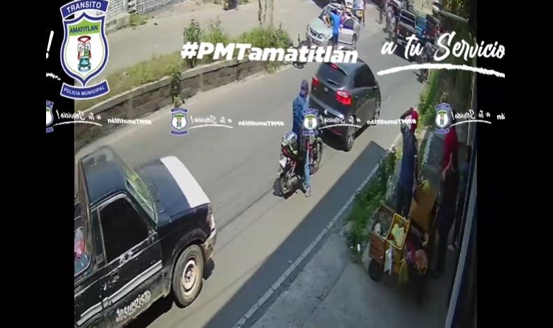 Video: el momento en que una pareja de esposos es atropellada en su motocicleta en Amatitlán