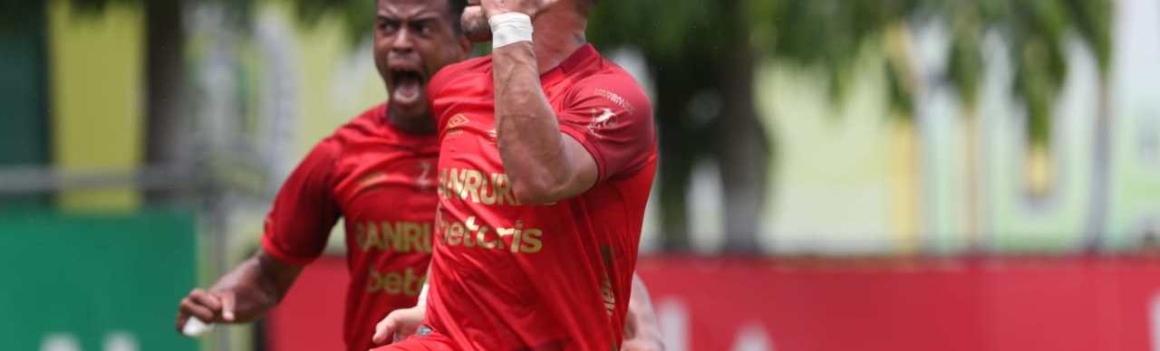 Matías Rotondi festeja su gol frente a Guastatoya. (Foto Prensa Libre: Érick Ávila)