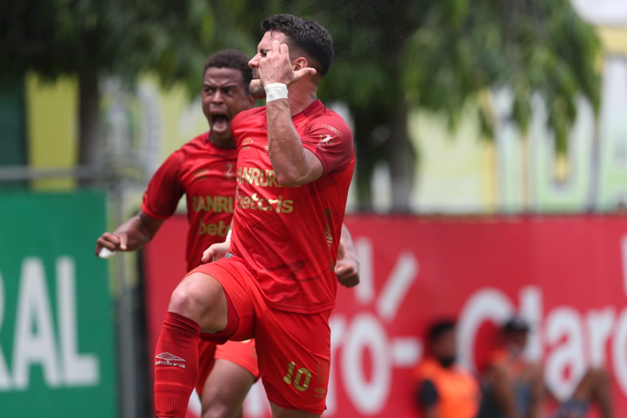 Matías Rotondi festeja su gol frente a Guastatoya. (Foto Prensa Libre: Érick Ávila)