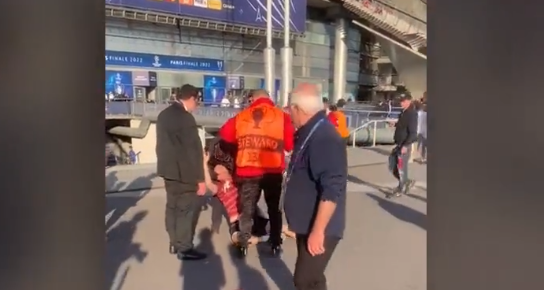 VIDEOS | Aficionados del Liverpool intentan ingresar al estadio sin pagar y los detienen