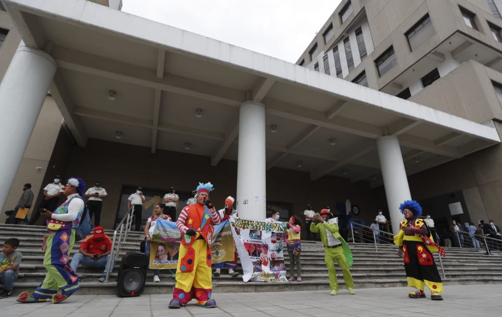 Familiares y compañeros de los payasos desaparecidos llegan a la sede del MP. (Foto Prensa Libre: Esbin García)