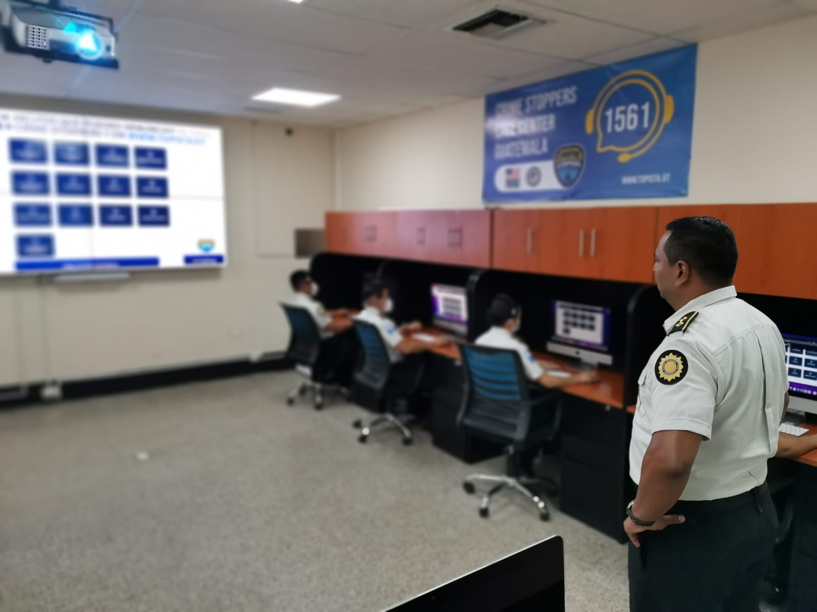 La División de Información Policial 
 eltiene a su cargo call center Crime Stoppers 1561 de la Policía Nacional Civil. Foto Prensa Libre: Hemeroteca PL).