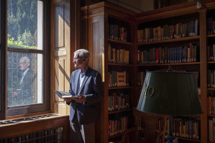 El historiador David Kertzer en la biblioteca de la Academia Americana de Roma, el 13 de mayo de 2022. (Foto Prensa Libre: Massimo Berruti/The New York Times)