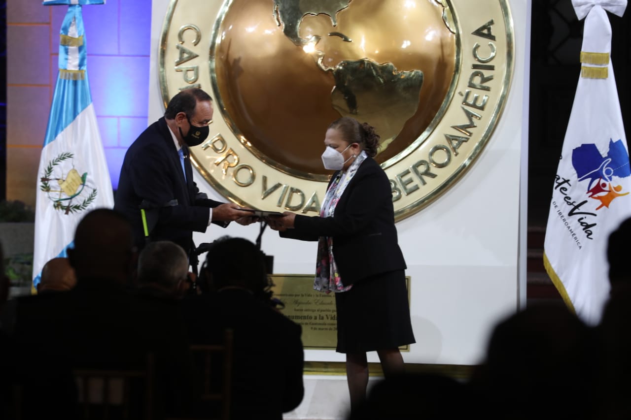 El presidente Alejandro Giammattei confirmó la continuidad de Consuelo Porras como fiscal general y jefa del MP. (Foto Prensa Libre: Roberto López)