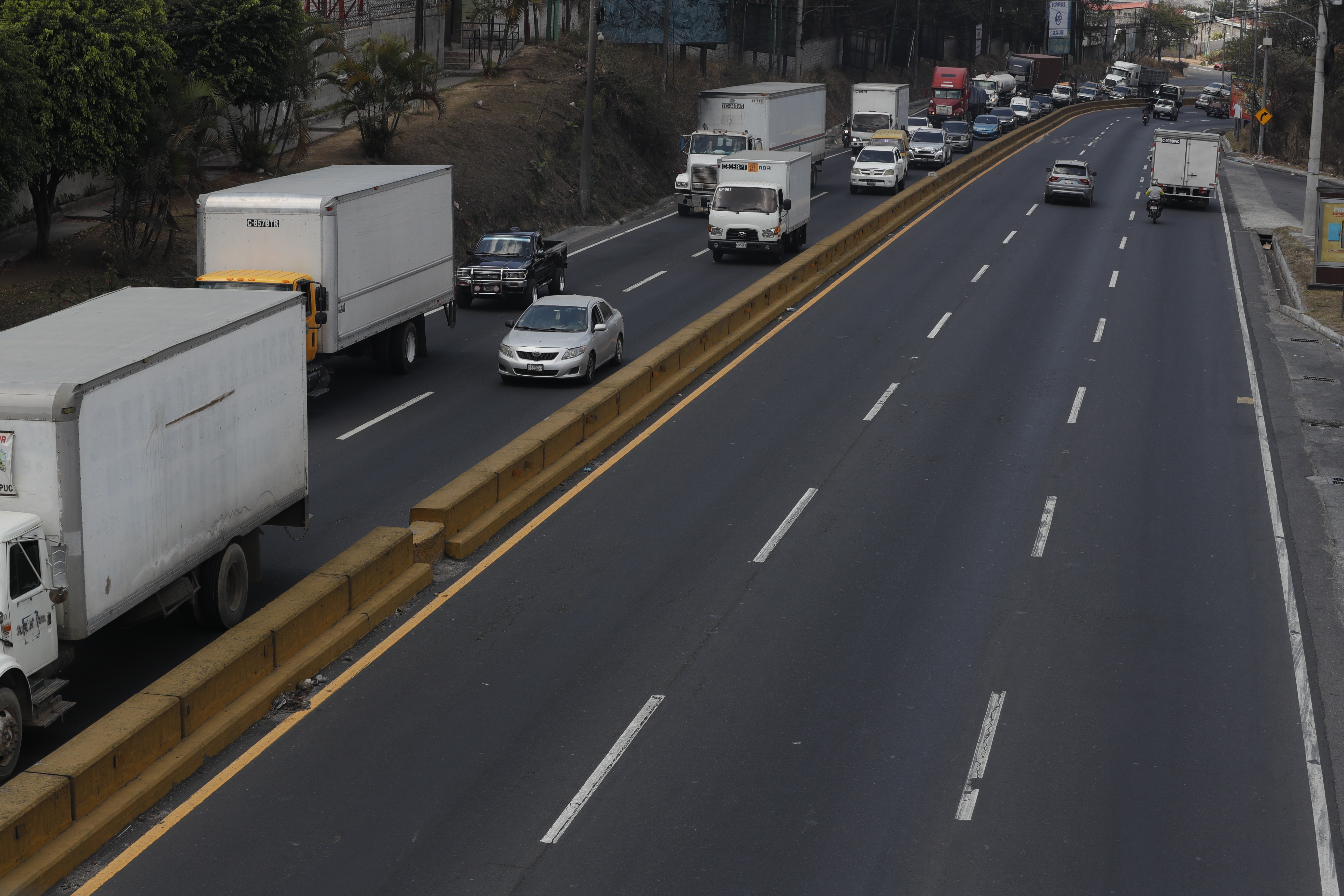 Tramo de la ruta CA9 sur, que conduce a Amatitlán y que a pesar de que está en buenas condiciones se le asiganron millonarios recursos. (Foto Prensa Libre: Esbin García)