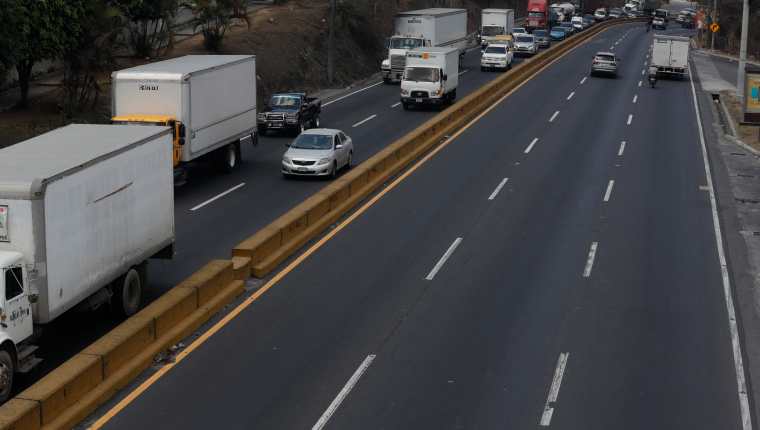 Tramo de la ruta CA9 sur, que conduce a Amatitlán y que a pesar de que está en buenas condiciones se le asiganron millonarios recursos. (Foto Prensa Libre: Esbin García)