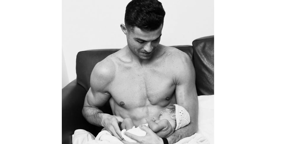 Cristiano Ronaldo junto a su hija recién nacida. (Foto Prensa Libre: Instagram @cristiano)