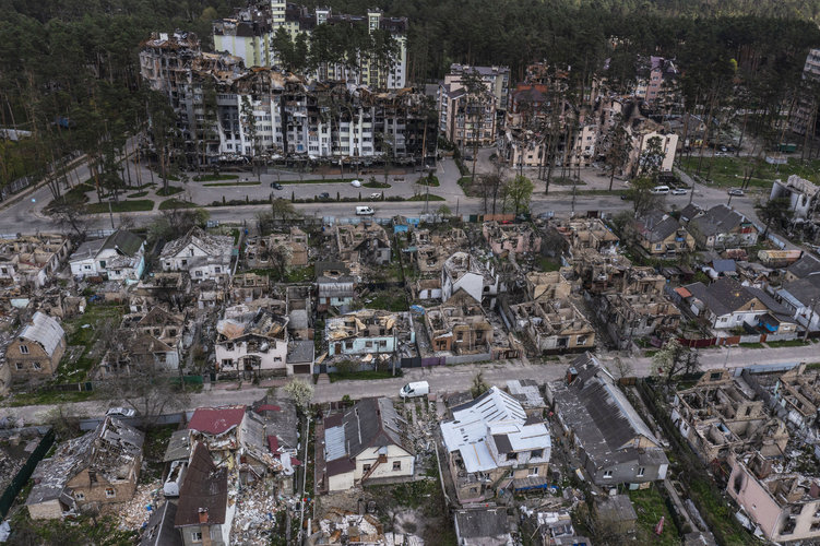 Edificios residenciales destruidos después de semanas de combate en Irpin, Ucrania, el 2 de mayo de 2022. (Foto Prensa Libre: David Guttenfelder/The New York Times)