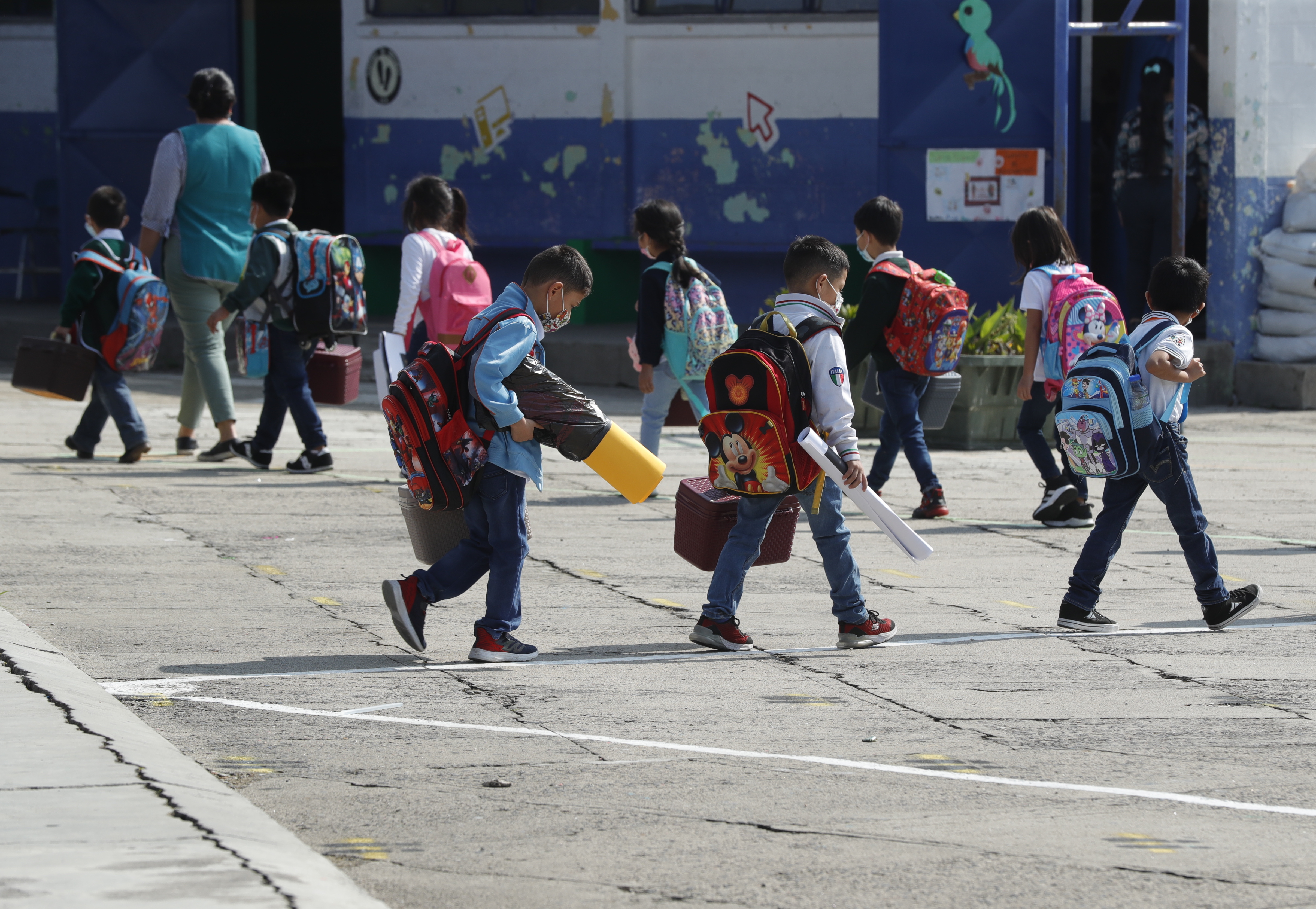 Después de 27 meses sin clases presenciales, los niños comienzan a llegar a las escuelas. (Foto Prensa Libre: Esbin García)